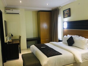 Literie de qualité supérieure, coffres-forts dans les chambres, bureau