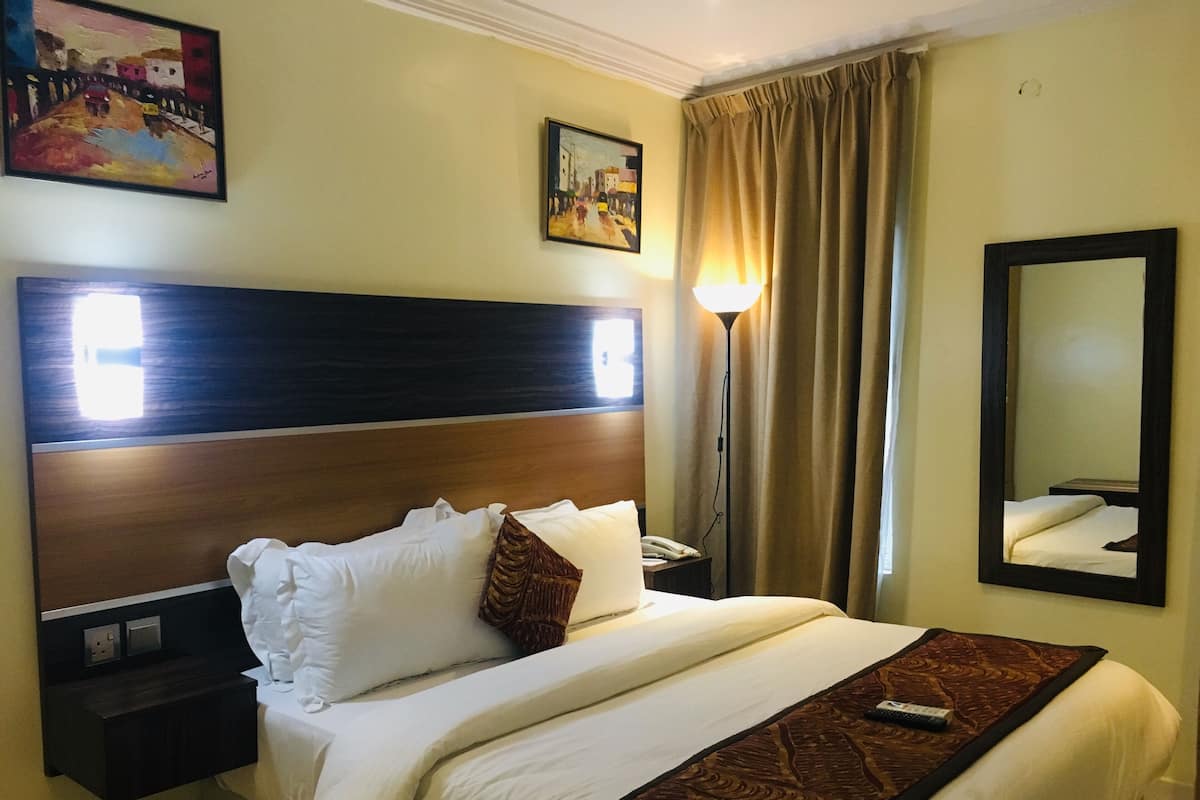 Premium bedding, in-room safe, desk, laptop workspace