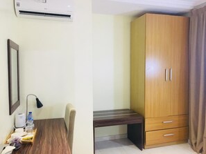 Seprai premium, brankas, meja kerja, dan ruang kerja ramah laptop