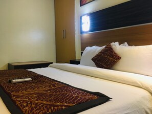 Seprai premium, brankas, meja kerja, dan ruang kerja ramah laptop