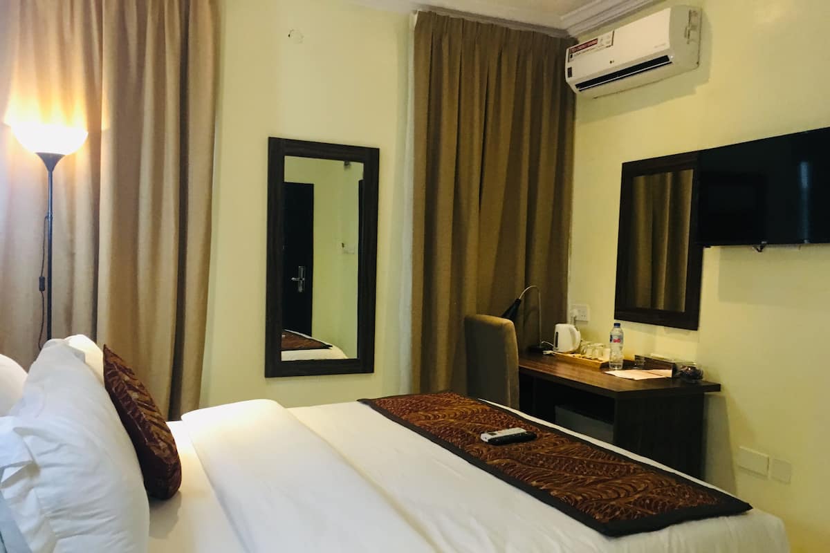 Premium bedding, in-room safe, desk, laptop workspace