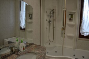 Double Room | Bathroom