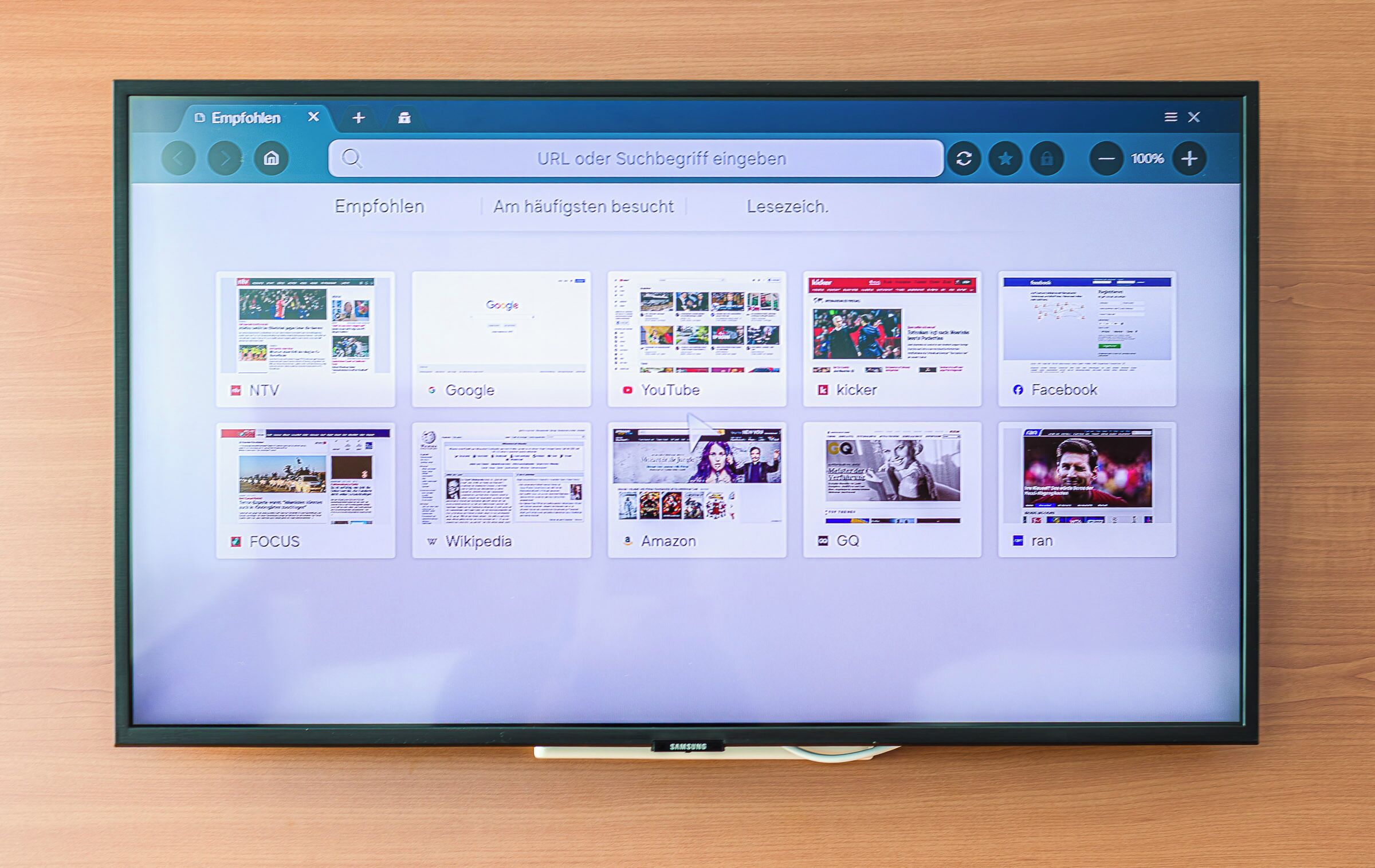Un monitor de computadora mostrando un navegador web con varias pestañas abiertas, cada una con diferentes sitios web.