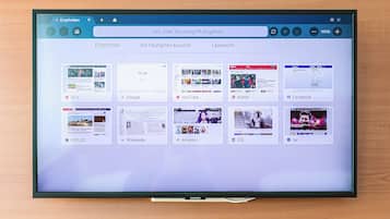 Un monitor de computadora mostrando un navegador web con varias pestañas abiertas, cada una con diferentes sitios web.