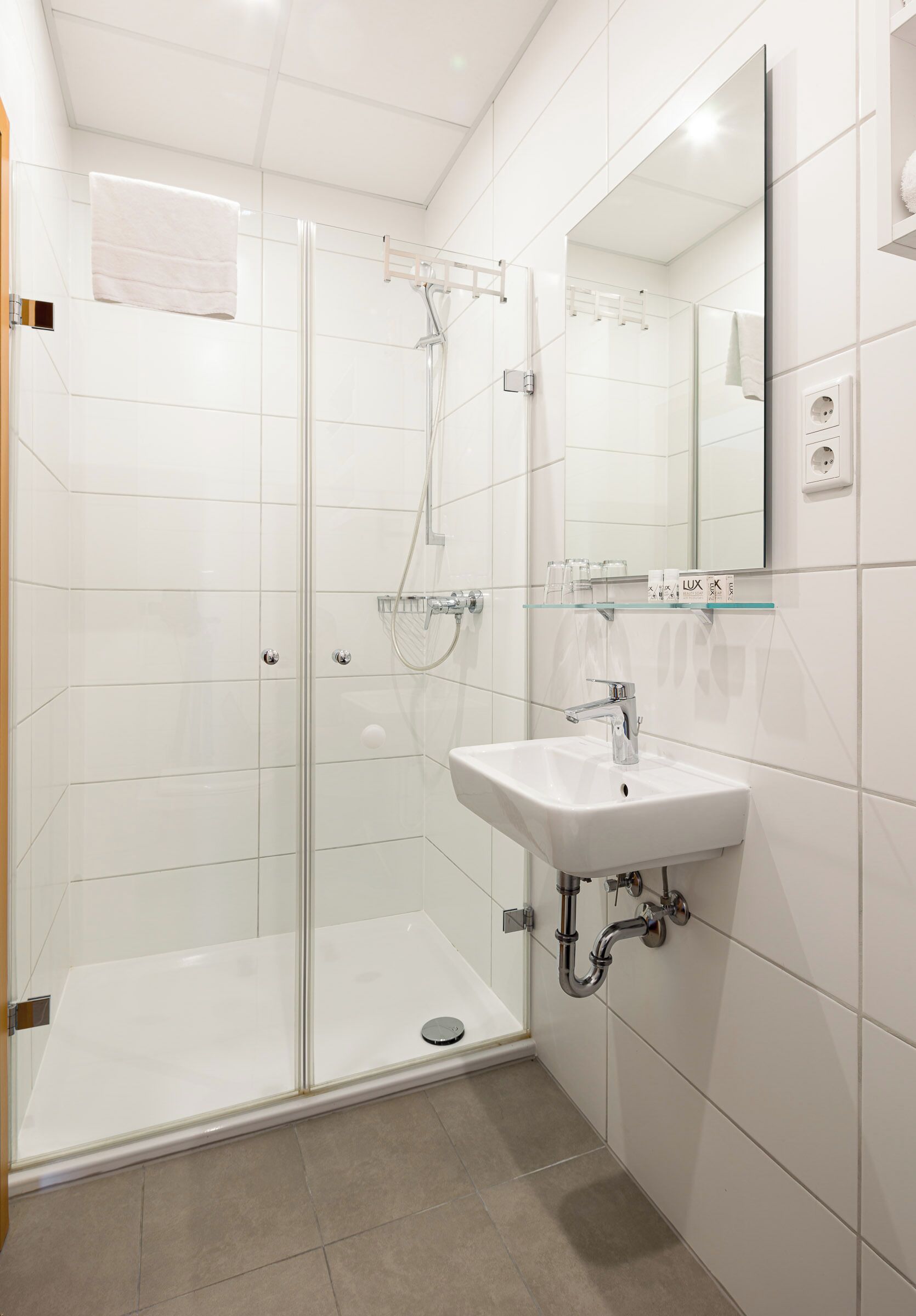 Dusche, Haartrockner, Handtücher