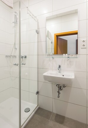 Dusche, Haartrockner, Handtücher