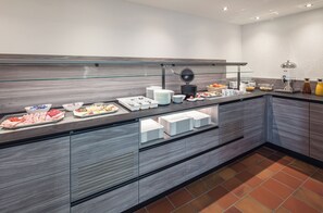 Breakfast buffet - Smarthotel Gallmersgarten (Gallmersgarten)