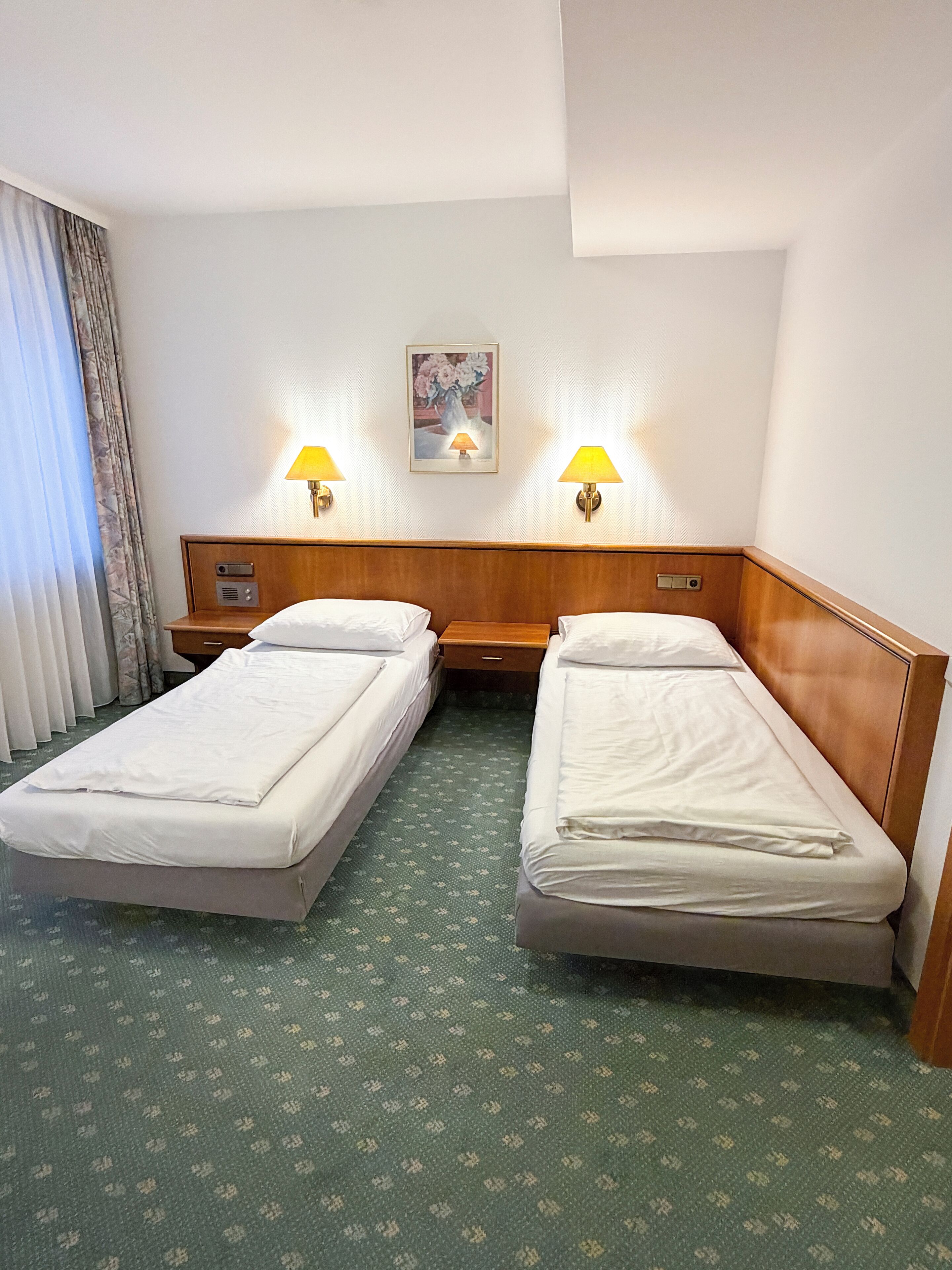 Een minibar, verduisterende gordijnen, geluiddichte muren