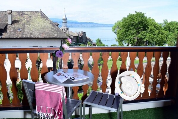 Kamer, 1 twee- of 2 eenpersoonsbedden, uitzicht op meer | Uitzicht vanaf balkon