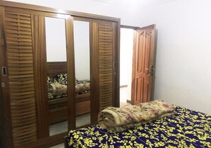 Departamento, 2 habitaciones | Escritorio, cortinas blackout, tabla de planchar con plancha y cunas 
