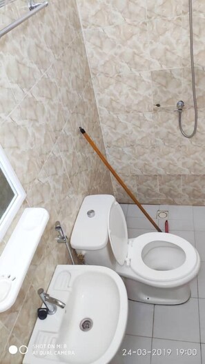 Departamento, 2 habitaciones | Baño | Regadera, regadera tipo lluvia, secadora de cabello, toallas 