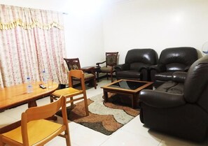 Departamento, 2 habitaciones | Área de sala de estar | Televisión de pantalla plana de 32 pulgadas con canales por cable 