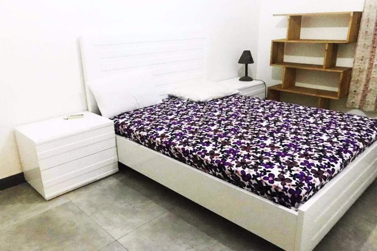 Appartement, 2 chambres | Bureau, rideaux d’obscurcissement, fer et planche à repasser