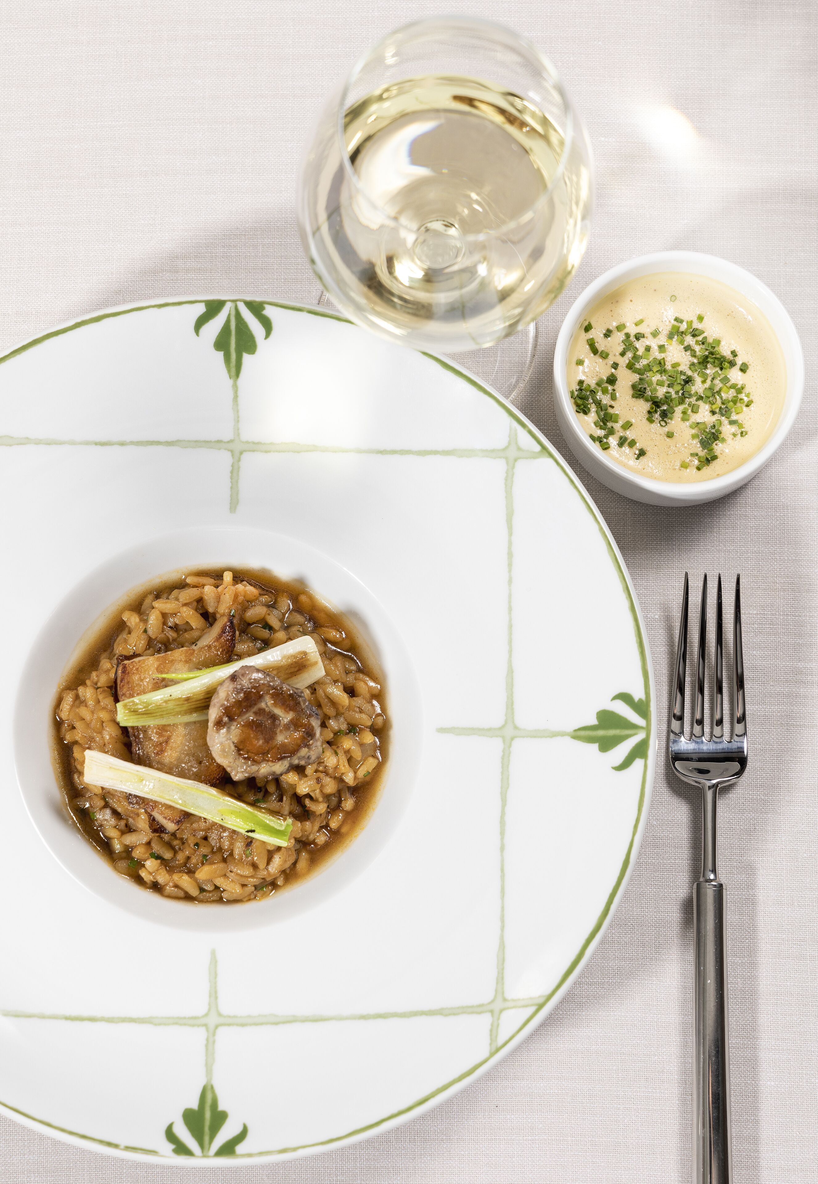Un plato de comida con un tenedor a un lado.