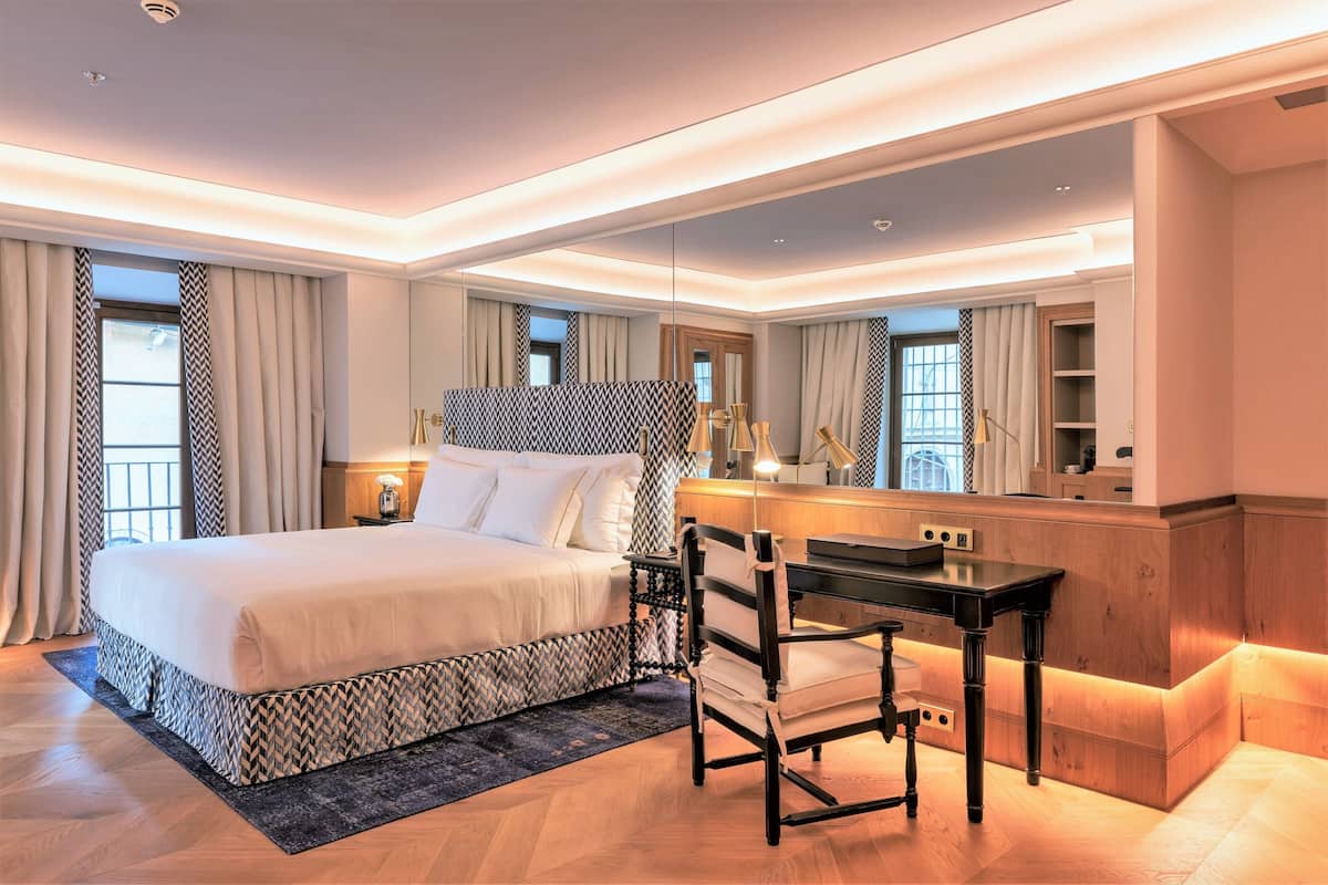 Egyptian cotton sheets, premium bedding, down comforters, minibar