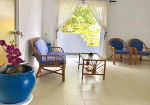 Basic Villa, 2 Bedrooms, Non Smoking | Living room - Blue rest villa (Kochchikade)