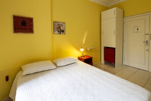 Studio, 1 Queen Bed | Iron/ironing board, free WiFi
