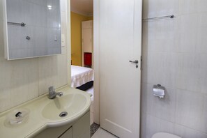 Estudio, 1 cama Queen size | Baño | Regadera y toallas 