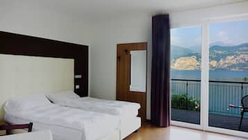 Superior-Doppelzimmer, Balkon, Seeblick | Schreibtisch, kostenloses WLAN, Bettwäsche