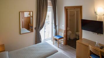 Doppia Classic, balcone, vista lago | Una scrivania, Wi-Fi gratuito, lenzuola