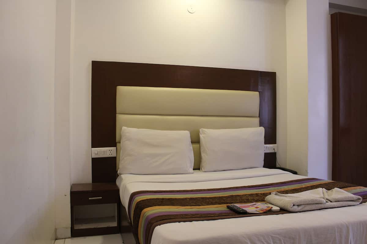 deluxe room, 1 king bed | soundproofing, rollaway beds, free wifi