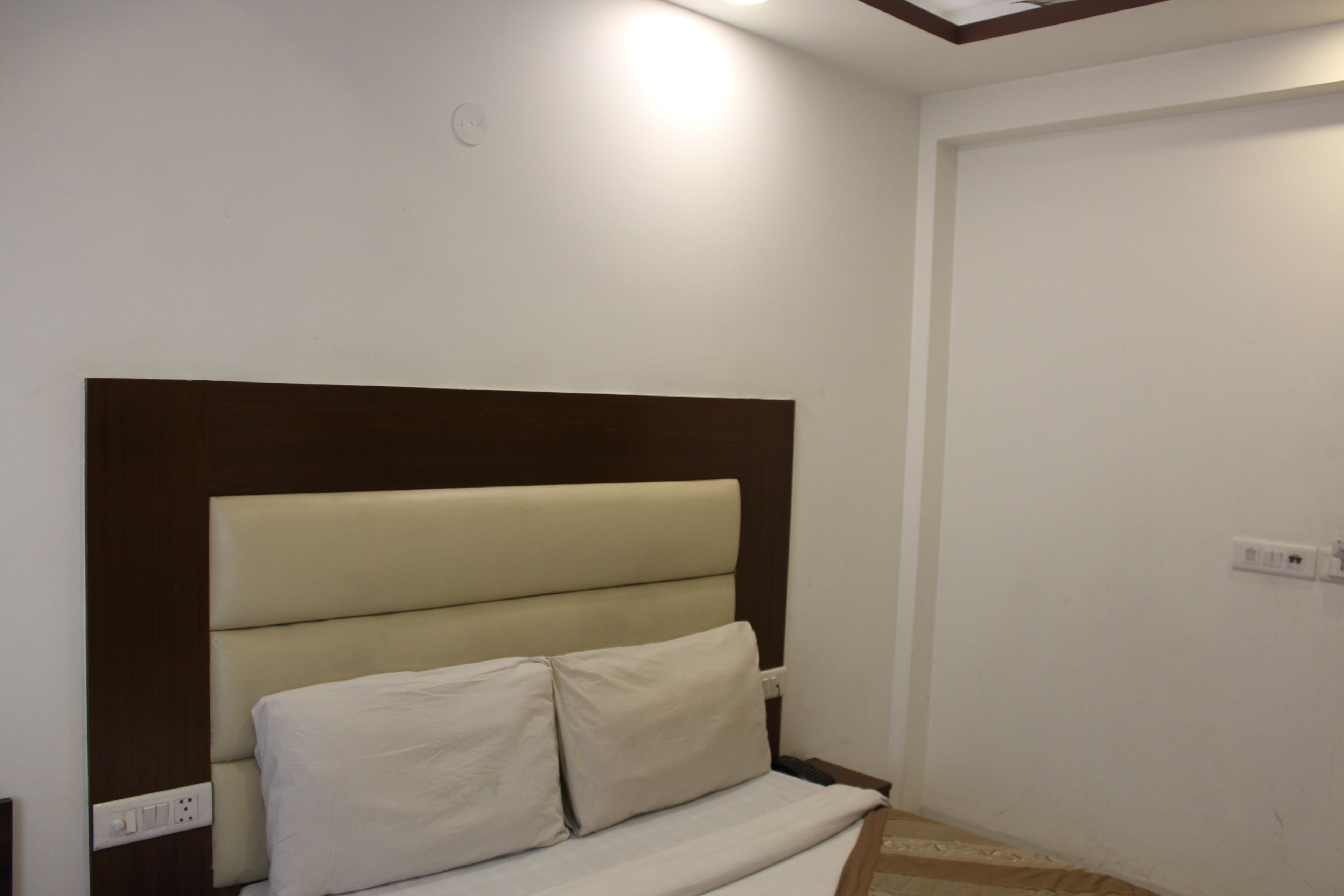 deluxe room, 1 king bed | soundproofing, rollaway beds, free wifi