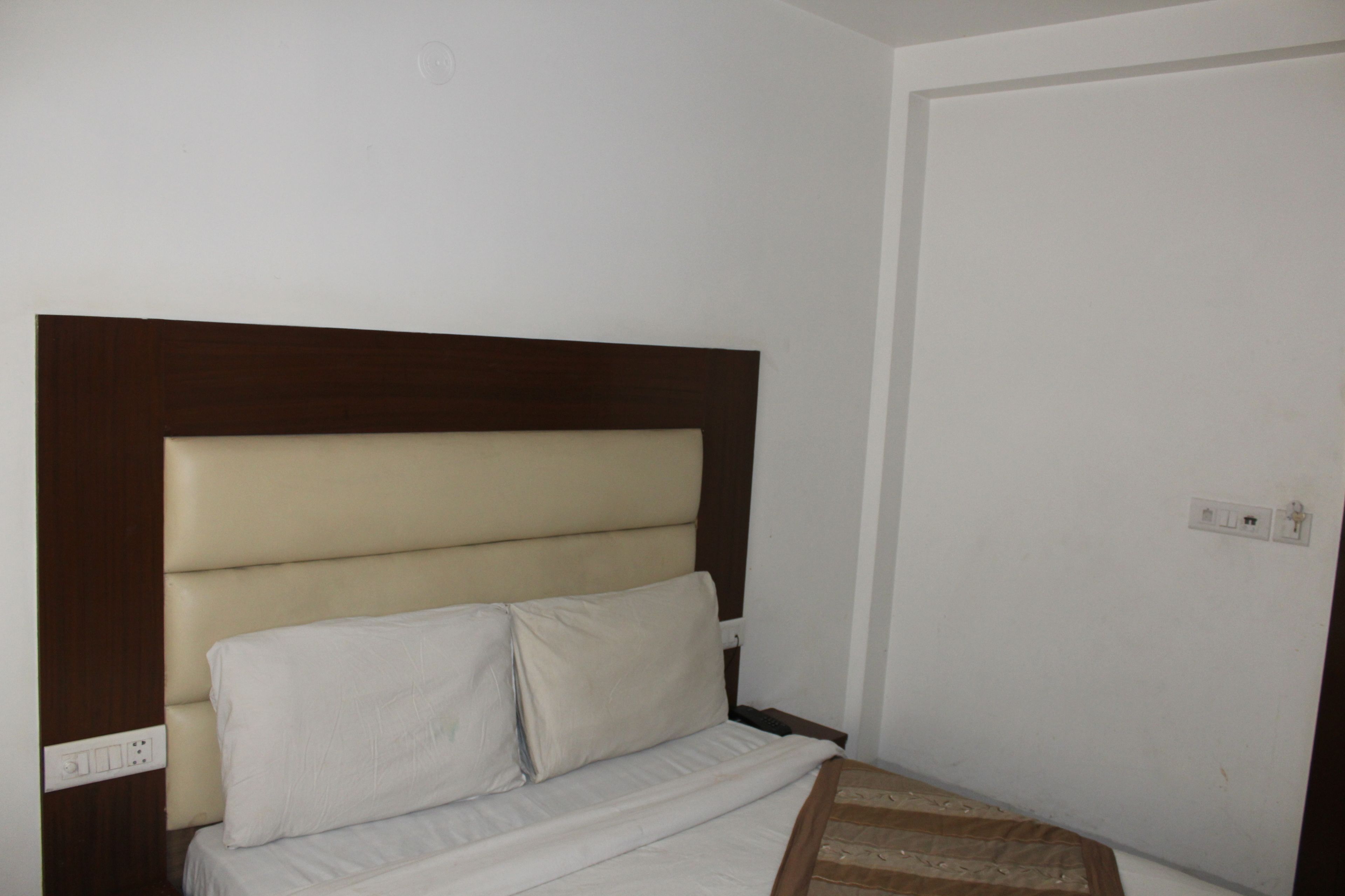 deluxe room, 1 king bed | soundproofing, rollaway beds, free wifi