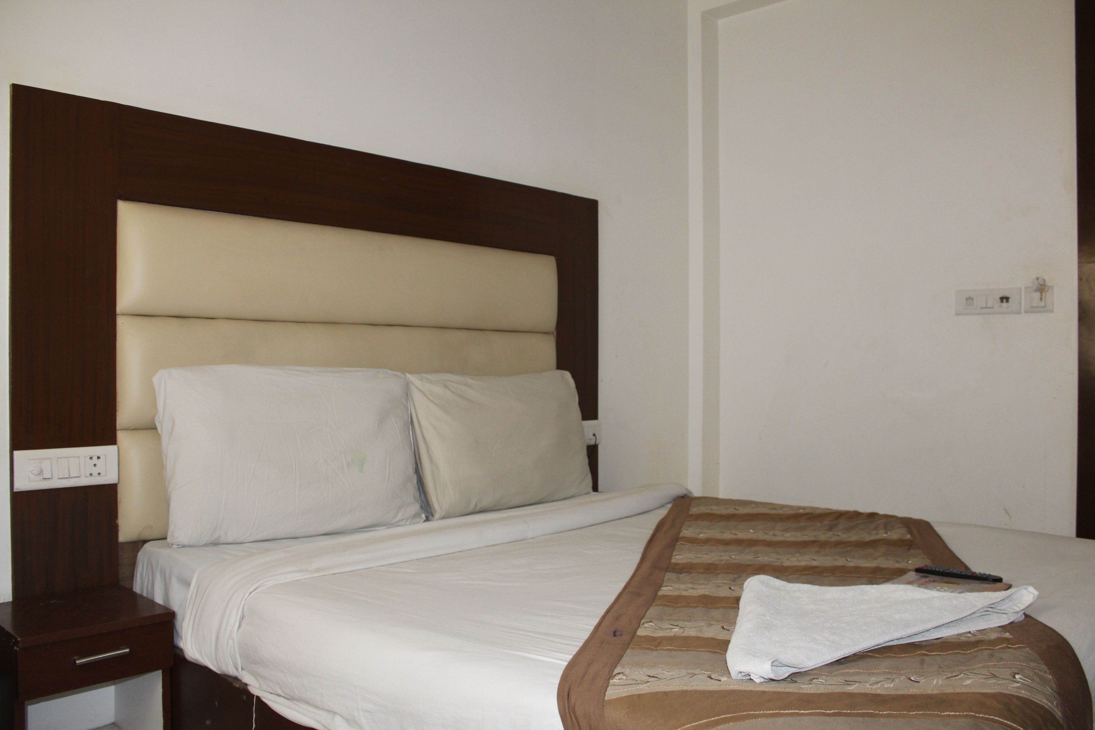 deluxe room, 1 king bed | soundproofing, rollaway beds, free wifi