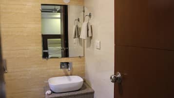 Deluxe Room, 1 King Bed | Bathroom