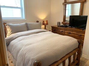 2 bedrooms, travel cot, WiFi, bed sheets