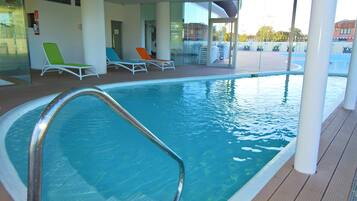 Innenpool, Außenpool, geöffnet von 09:00 Uhr bis 21:00 Uhr, Liegestühle