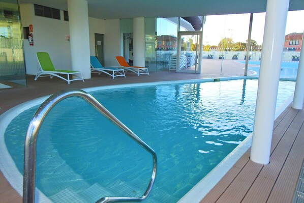 Piscine couverte, piscine extérieure, chaises longues