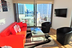 Appartement Familial, 2 chambres, cuisine | Salle de séjour | Télévision