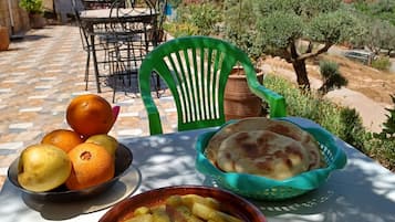 Petit déjeuner et déjeuner servis sur place, spécialités Cuisine locale