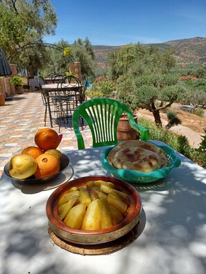 Se sirven desayunos, comidas, cenas y cocina local 