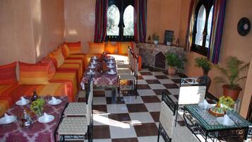 Petit déjeuner et déjeuner servis sur place, spécialités Cuisine locale