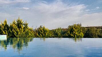 Una piscina al aire libre (de 08:00 a 20:30), sombrillas, tumbonas