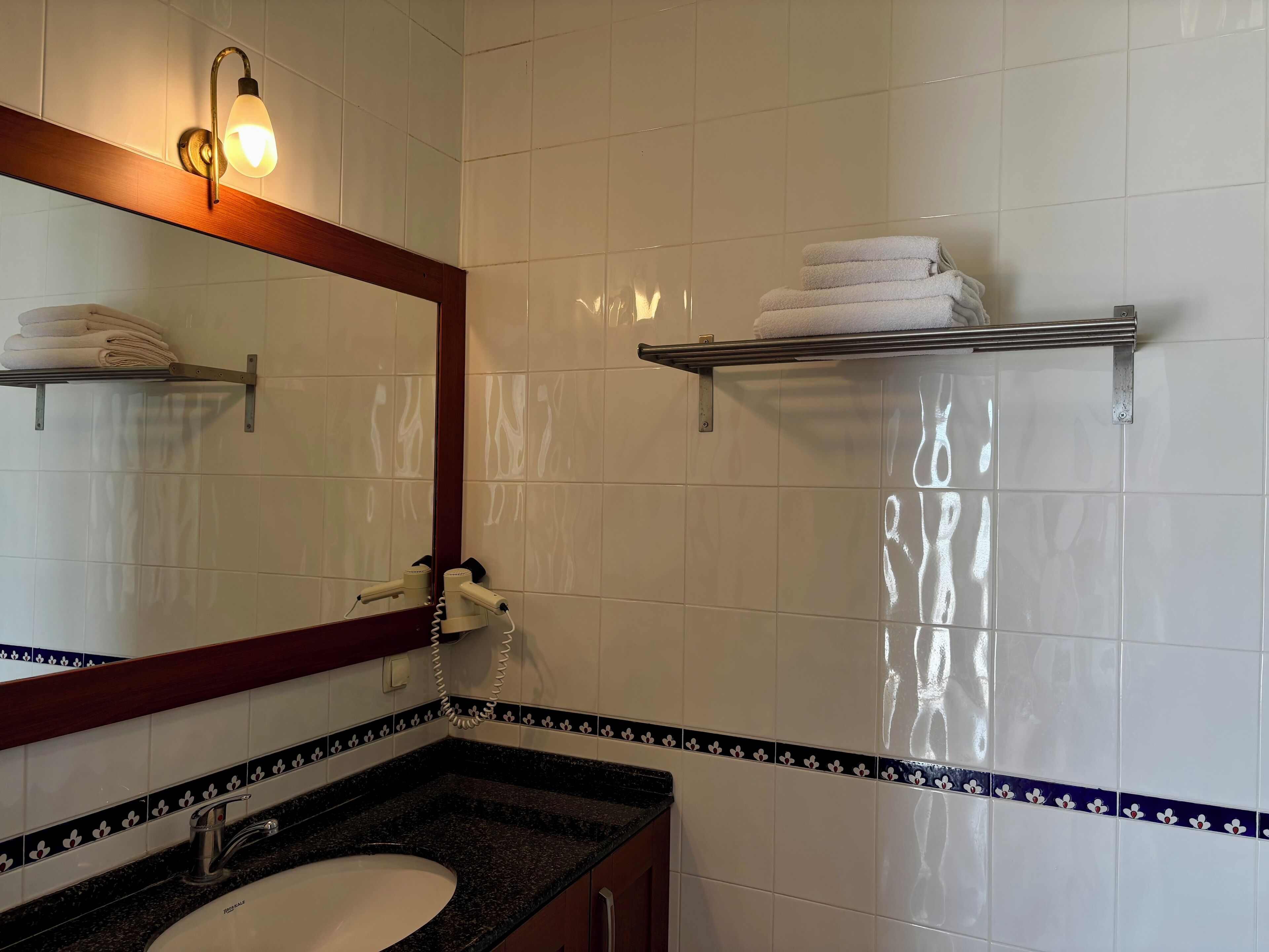 standard double room | bathroom | shower, free toiletries, hair dryer, towels