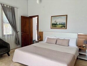 Dobbeltrom – standard | Minibar, skrivebord, skrivebord for bærbar PC og blendingsgardiner