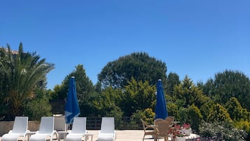 Una piscina al aire libre (de 08:00 a 20:30), sombrillas, tumbonas