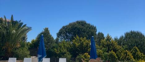 Utendørsbasseng, bassengparasoller og solsenger