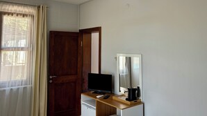 ميني بار ومكتب ومساحة عمل للكمبيوتر المحمول وستائر تعتيم