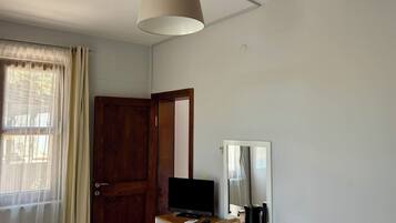 Familienzimmer, Verbindungszimmer | Minibar, Schreibtisch, laptopgeeigneter Arbeitsplatz