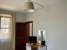 Minibar, escritorio y espacio para trabajar con laptop 