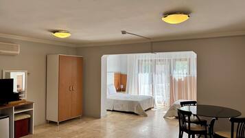 Habitación cuádruple económica, 1 habitación | Minibar, escritorio, espacio para trabajar con un portátil