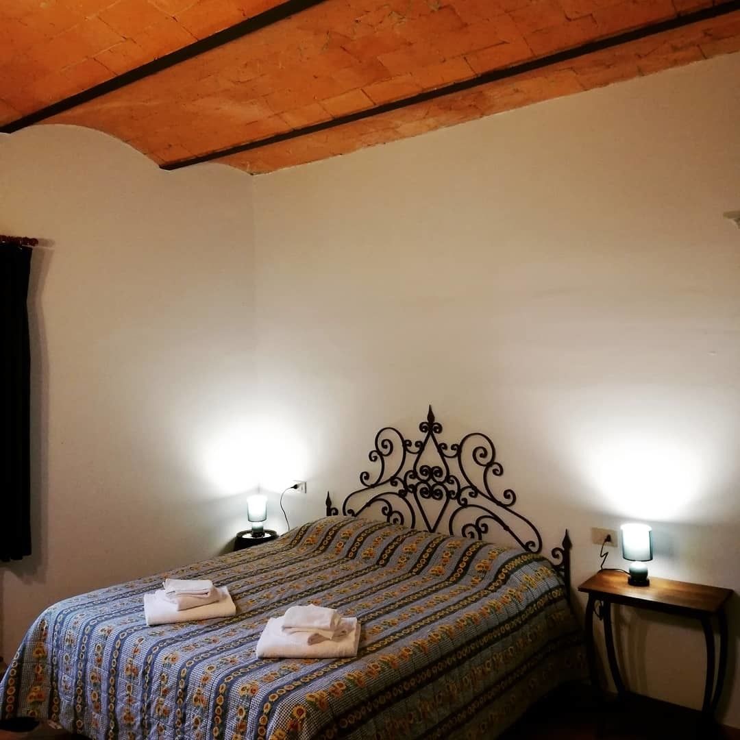 ハウス 2 ベッドルーム ヒルビュー | 高級寝具、羽毛の掛け布団、遮光カーテン、ベビーベッド