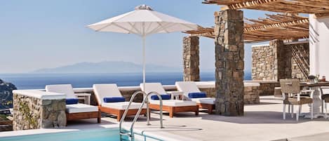 Alberca al aire libre por temporada y sombrillas en la alberca