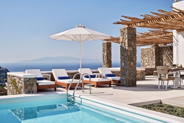 Seasonal outdoor pool, pool umbrellas, sun loungers - Katikies Villas Mykonos (Mykonos)