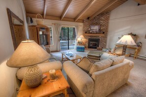 Appartement, meerdere bedden, privézwembad, uitzicht op zwembad | Woonruimte | Een televisie en een open haard