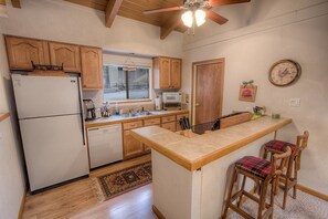 Appartement, meerdere bedden, privézwembad, uitzicht op zwembad | Privékeuken | Een koelkast, een magnetron, een kookplaat, een vaatwasser